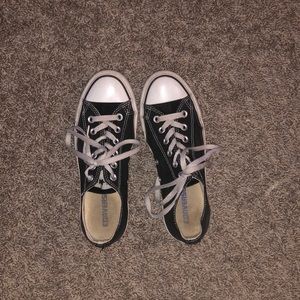 Black low top converse